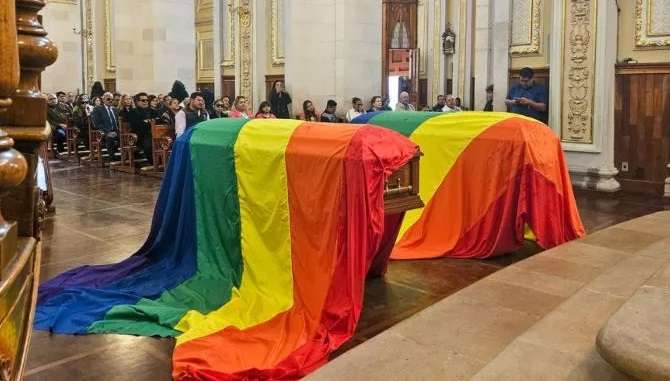 México: bandeiras LGBT são colocadas em cima de caixões em funeral de ativistas
