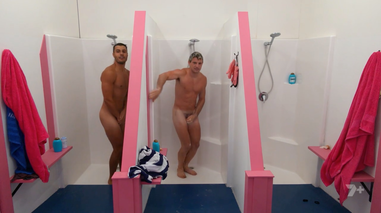 Homens pelados no banho no Big Brother da Austrália
