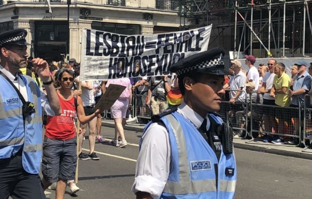 Lésbicas protestam contra mulheres trans na parada de Londres