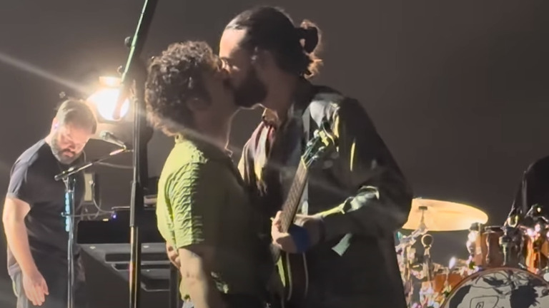 Matty Healy dá beijo gay em show na Malásia
