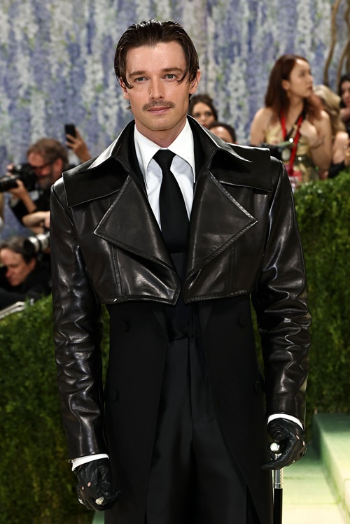 Patrick Schwarzenegger de couro