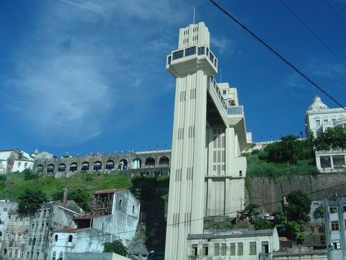 Elevador Lacerda, de 72 metros, liga a Cidade Baixa à Cidade Alta. Dela tem-se linda vista da Baía de Todos os Santos