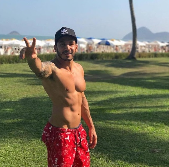 12 fotos do gostosão e sarado Gustavo Soares, oftalmo gato do BBB19