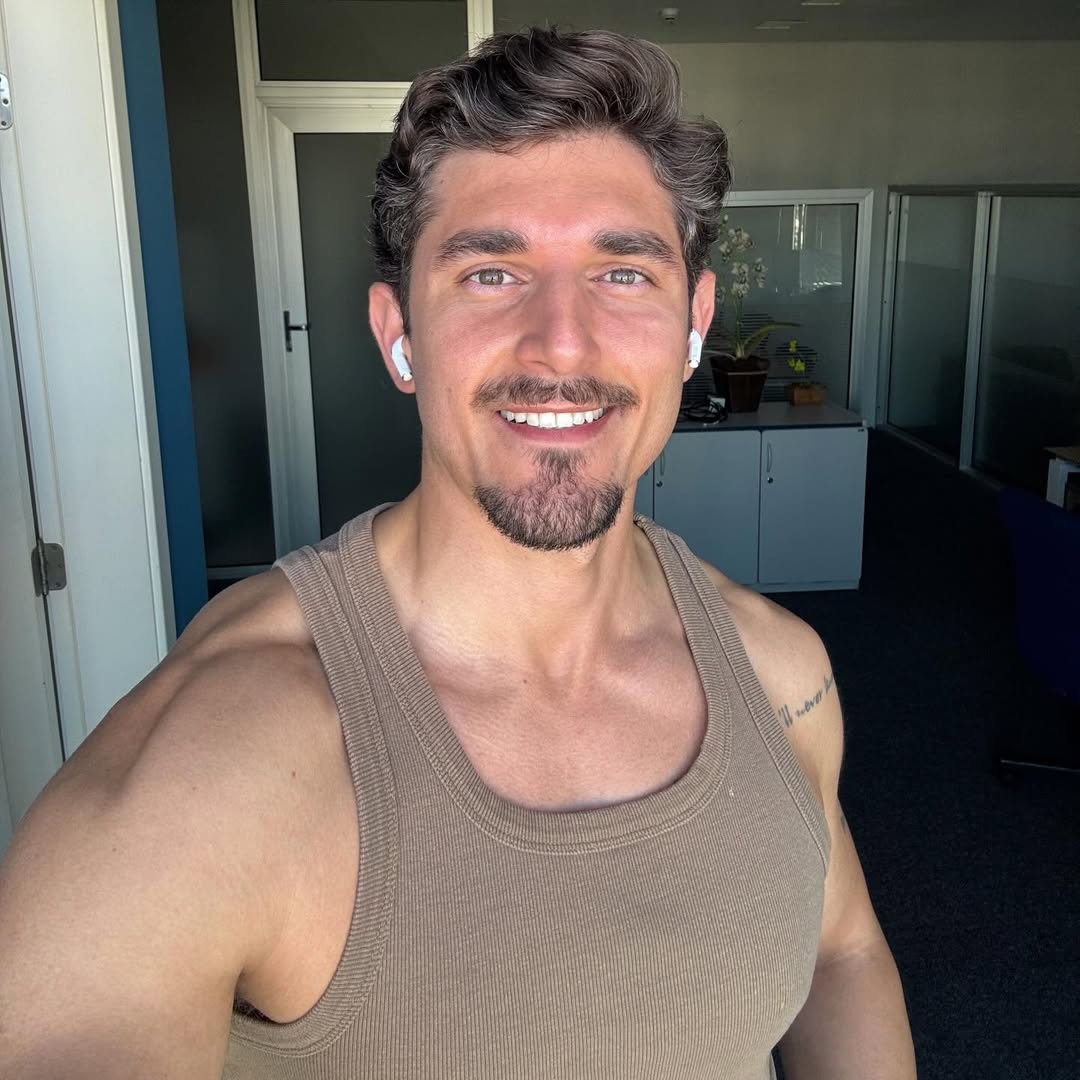 30 jornalistas mais gatos e sarados de 2026: Adriano Baracho