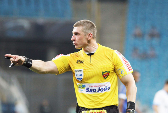 Juiz fortão e gostoso Anderson Daronco é eleito melhor do Campeonato Brasileiro