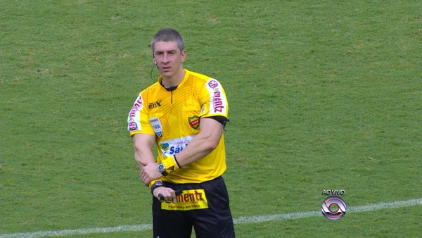 Juiz fortão e gostoso Anderson Daronco é eleito melhor do Campeonato Brasileiro
