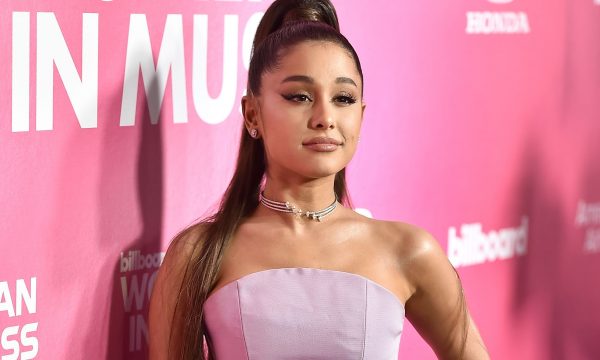 Ariana Grande lança álbum e clipe novos