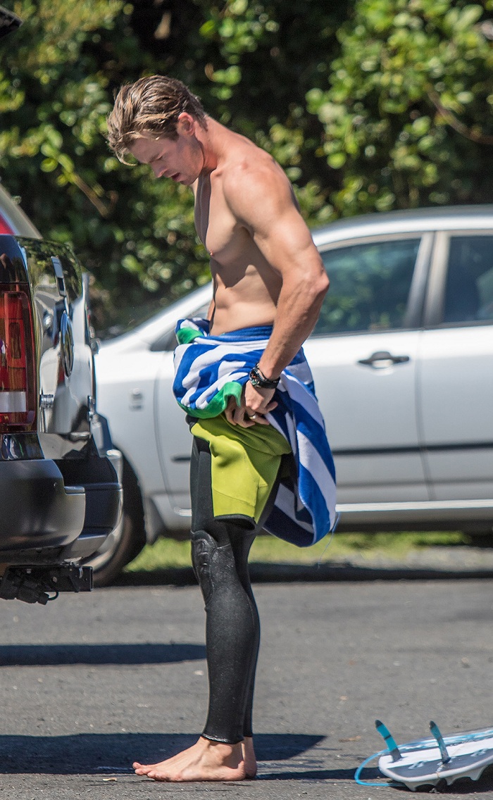 Chris Hemsworth é clicado trocando de roupa após surfar. Boy magia total!