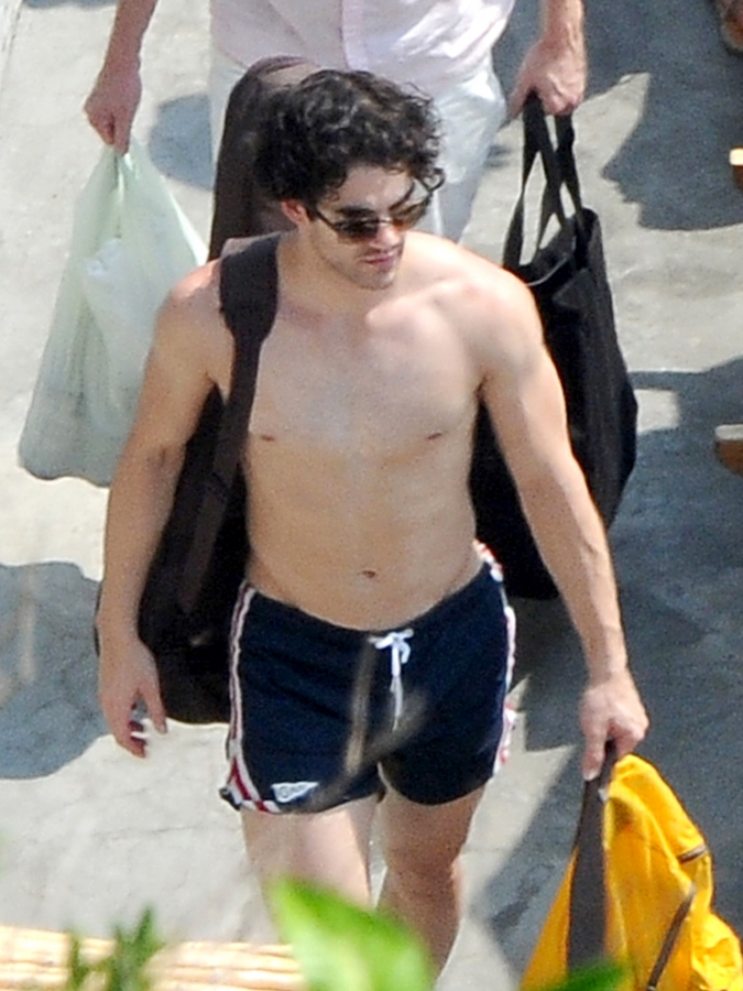 Darren Criss, de Glee, é clicado só de short em férias na Itália