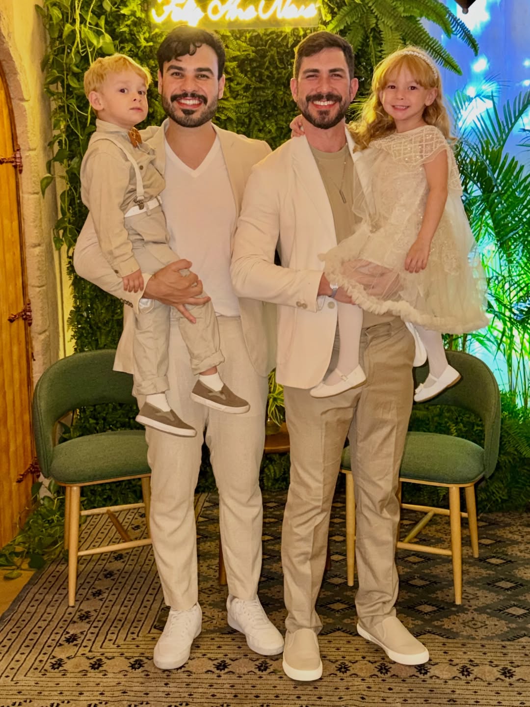 Casal gay de influenciadores, 2depais sofre golpe