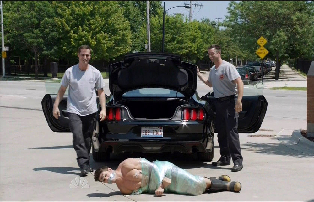 Ator gatão Steven R. McQueen em sessão de bondage s&m? Não, apenas uma cena dele em Chicago Fire