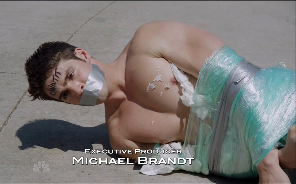 Ator gatão Steven R. McQueen em sessão de bondage s&m? Não, apenas uma cena dele em Chicago Fire