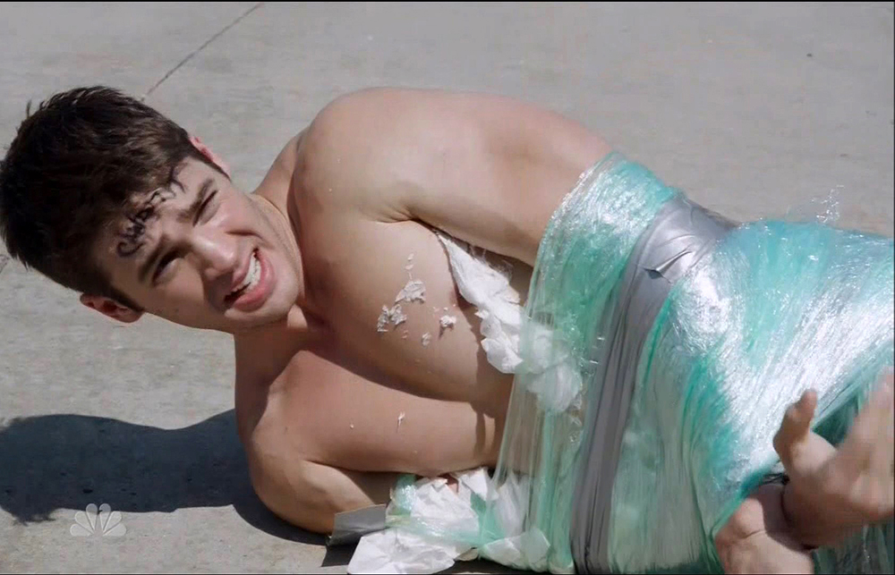 Ator gatão Steven R. McQueen em sessão de bondage s&m? Não, apenas uma cena dele em Chicago Fire