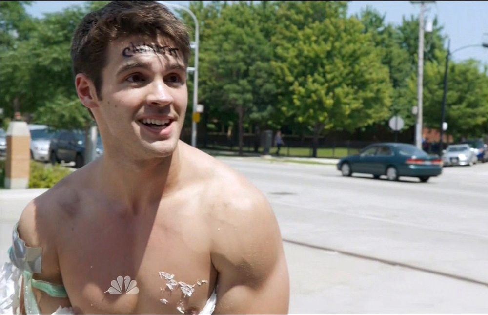 Ator gatão Steven R. McQueen em sessão de bondage s&m? Não, apenas uma cena dele em Chicago Fire