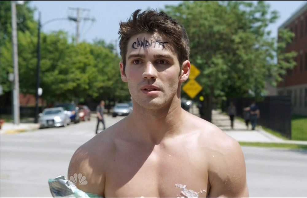 Ator gatão Steven R. McQueen em sessão de bondage s&m? Não, apenas uma cena dele em Chicago Fire