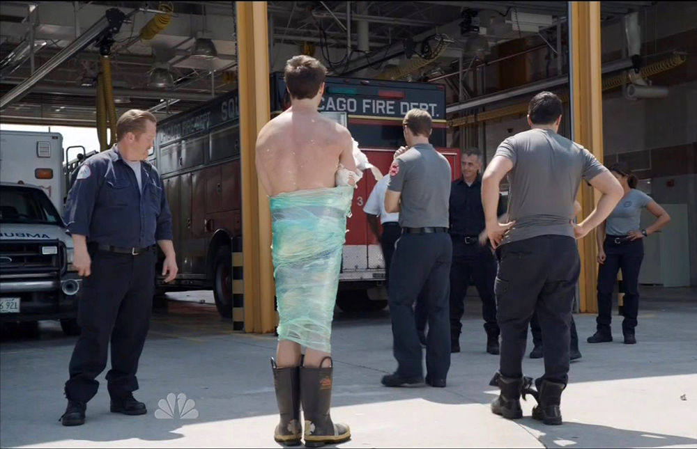 Ator gatão Steven R. McQueen em sessão de bondage s&m? Não, apenas uma cena dele em Chicago Fire