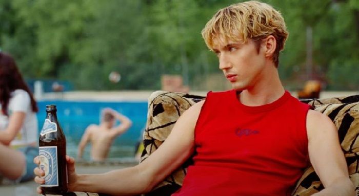 Troye Sivan lança clipe gay com nudez, bundas de fora, drogas e bebidas