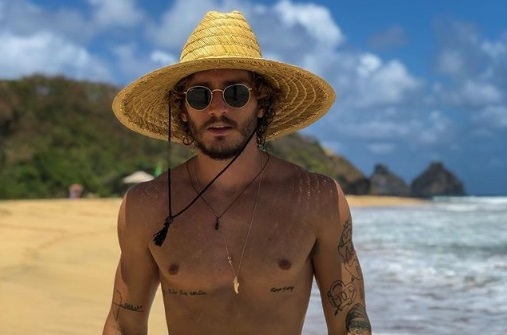 Alan Possamai, do BBB19, posa pelado na praia