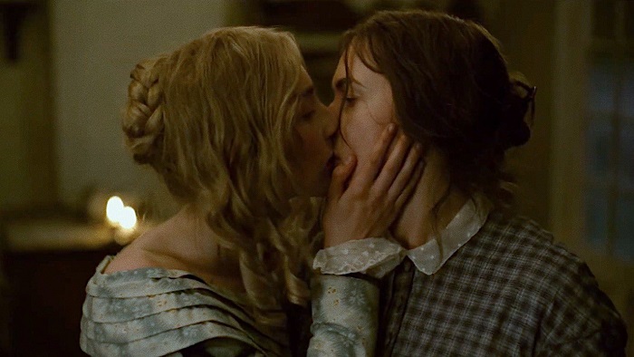 Saoirse Ronan e Kate Winslet dão beijo no filme lésbico Ammonite