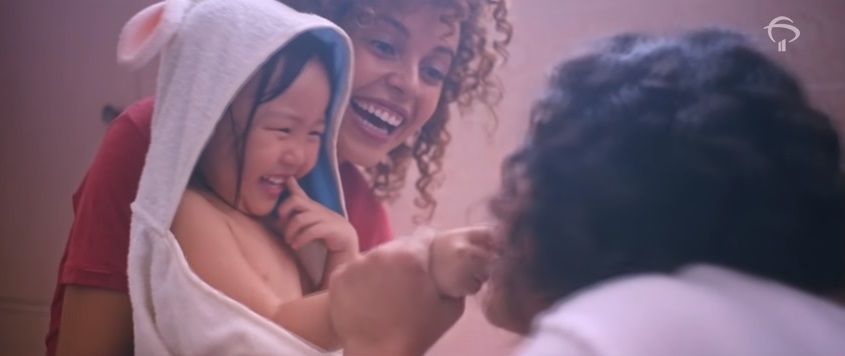 Comercial do Bradesco tem casal de mães lésbicas