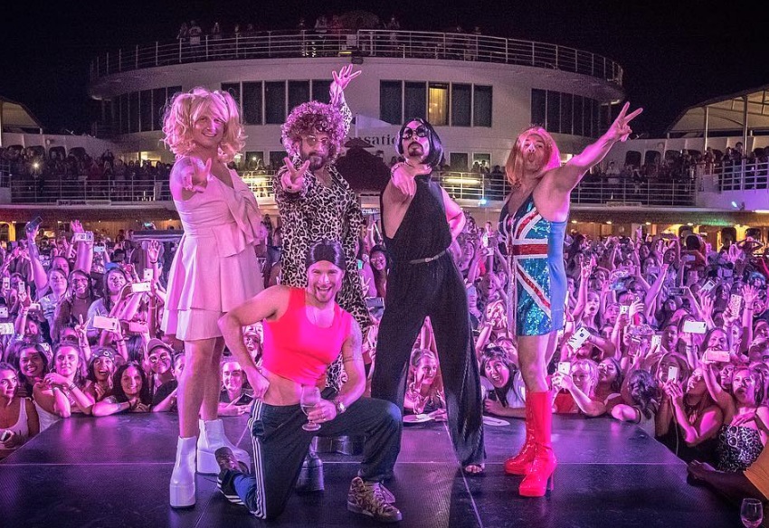 Backstreet Boys se vestem de Spice Girls em show