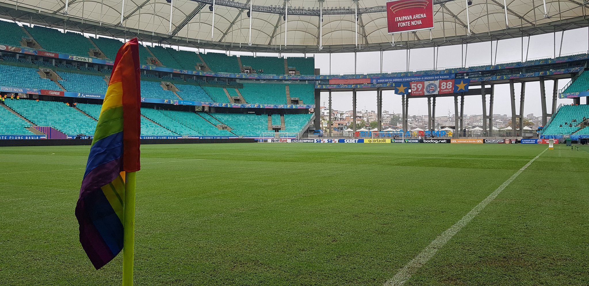 Bahia coloca bandeiras LGBT na Fonte Nova para lutar contra homofobia no futebol