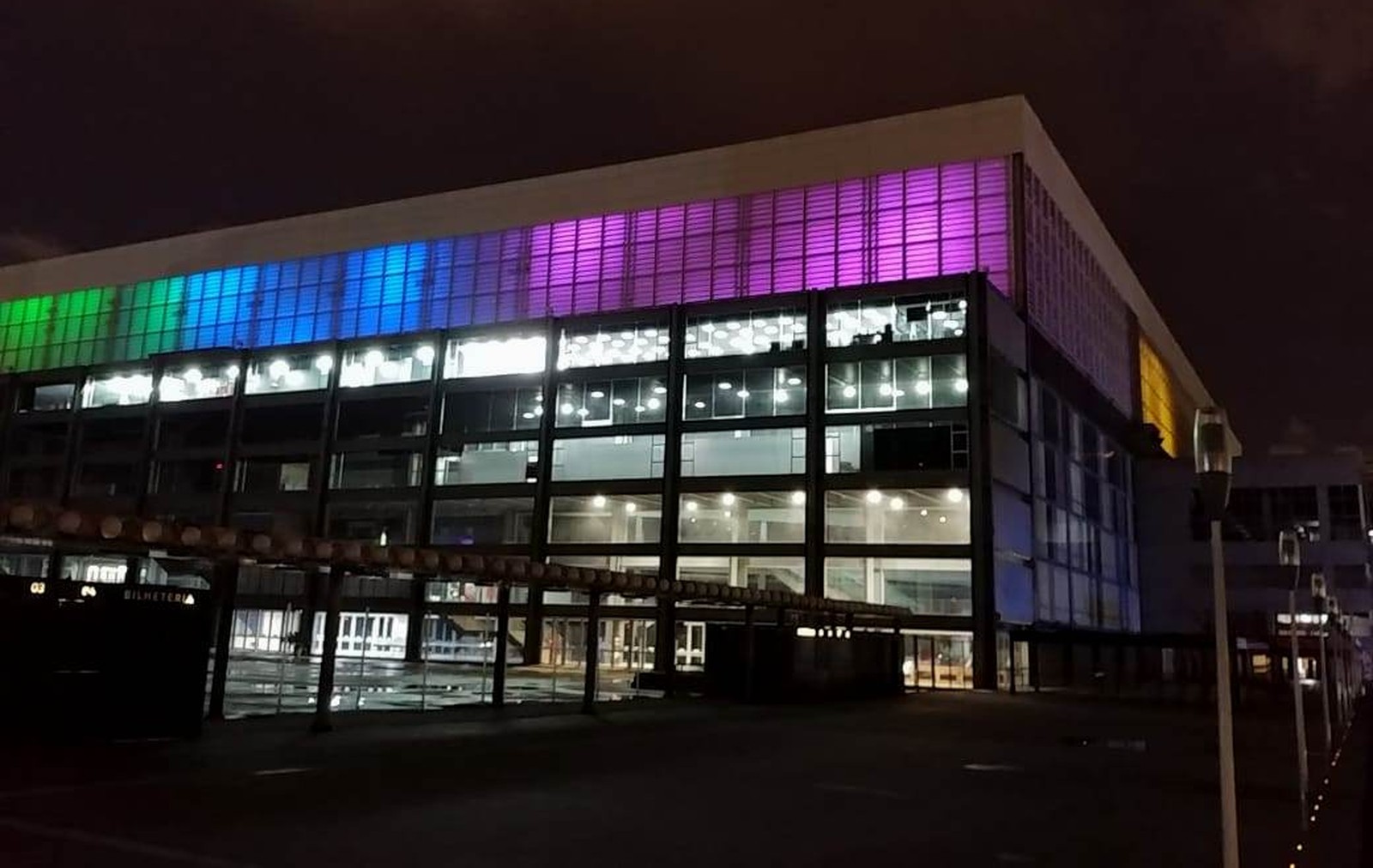 Athletico Paranaense se ilumina com as cores da bandeira LGBT