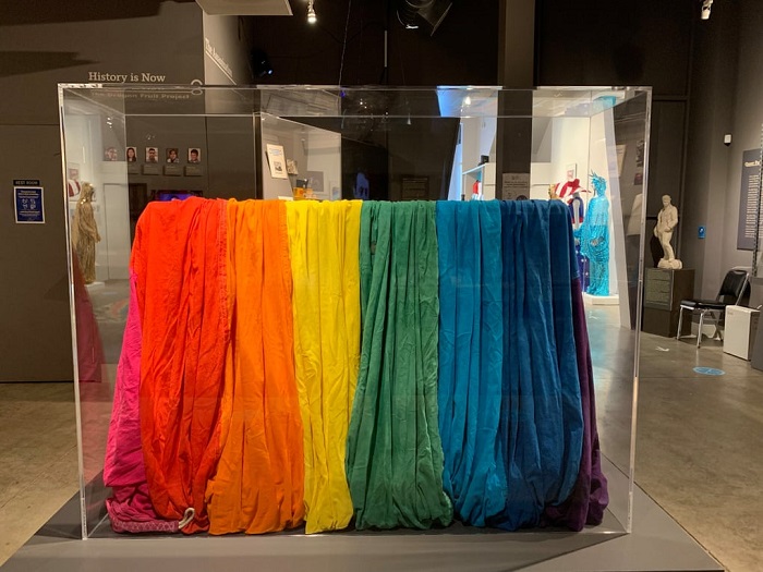 Bandeira arco-íris original gay está em exposição em San Francisco
