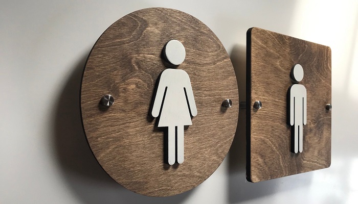 Transexual ganha indenização em Natal após ser barrada em banheiro feminino