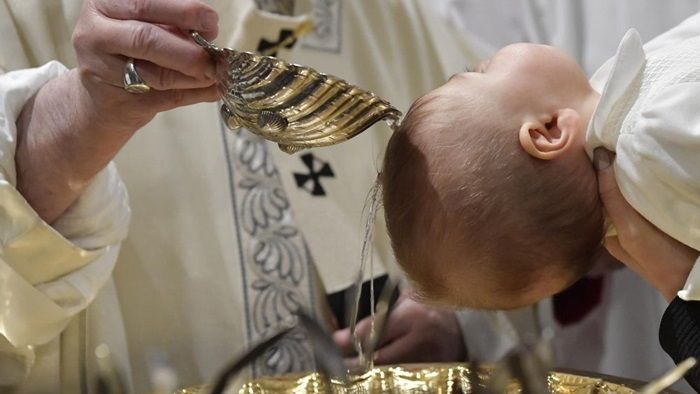 Filhos de casais gays podem ser batizados na igreja