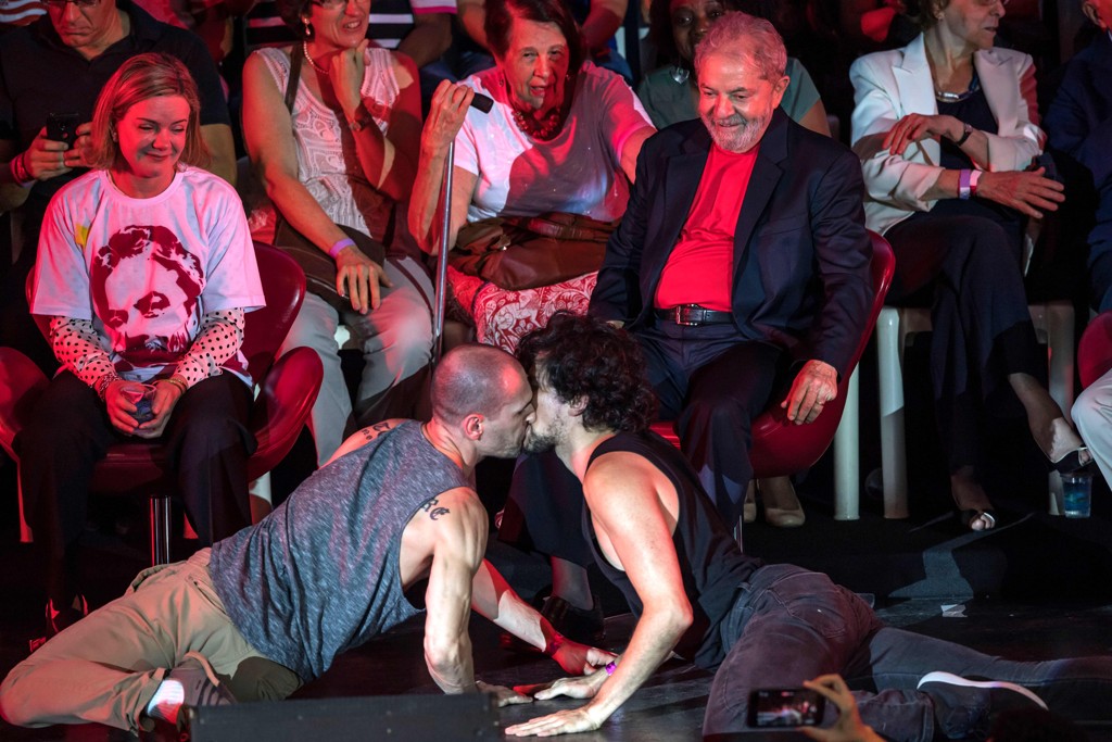 Bolsonaro debocha de beijo gay presenciado por Lula