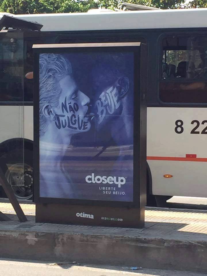 Beijo gay na campanha da Closeup em pontos de ônibus de São Paulo