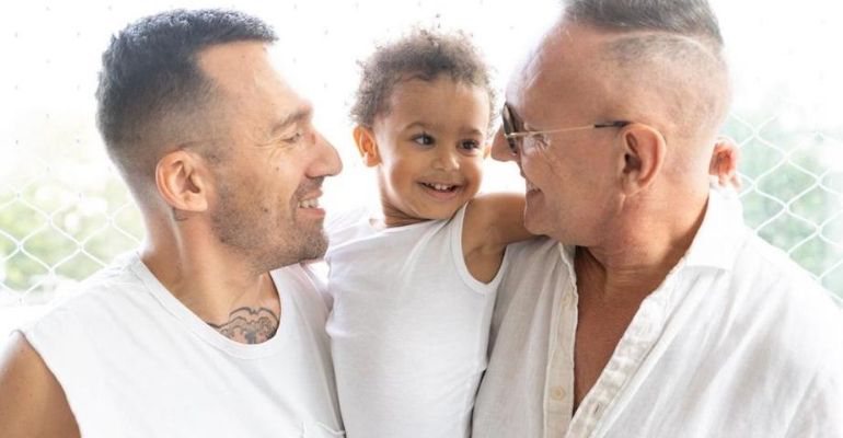 Benjamin e Louis Planès: casal gay francês adota filho no Brasil