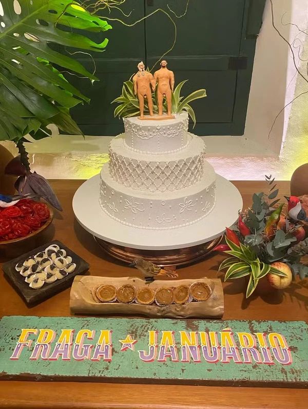Bolo de casamento de Ronaldo Fraga com nudez