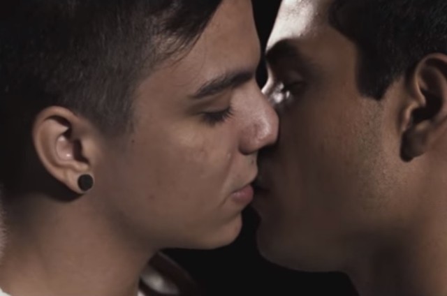 Beijo gay entre Bruno Gadiol e Gabriel Nandes no clipe Seu Costume