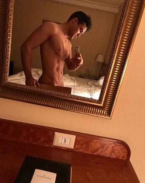 Israel Novaes posta foto pelado no Instagram