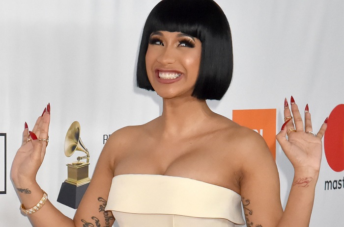 Rapper Cardi B diz que já teve experiências lésbicas