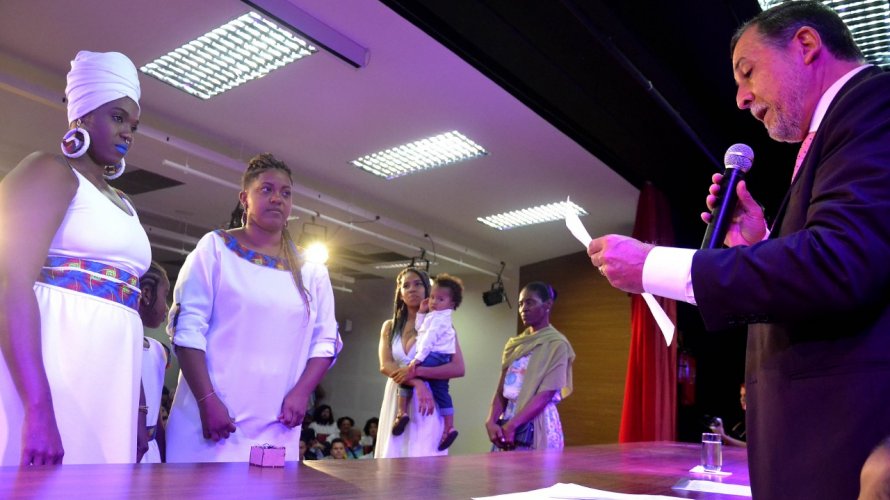 Casamento lésbico em união coletiva LGBT em Salvador