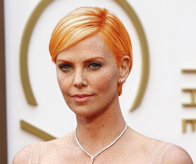 Charlize Theron ruiva