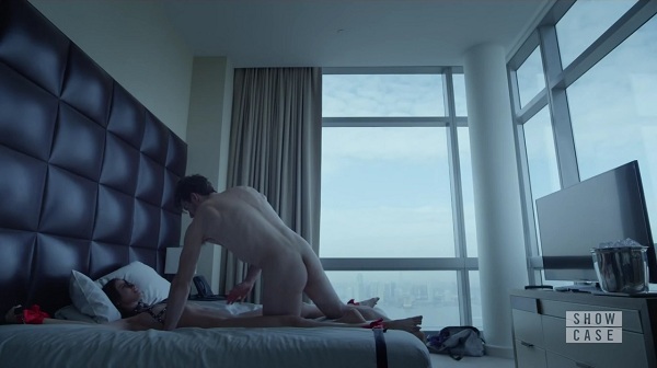 Chris Conroy mostra a bunda - fica pelado em Mr. Robot