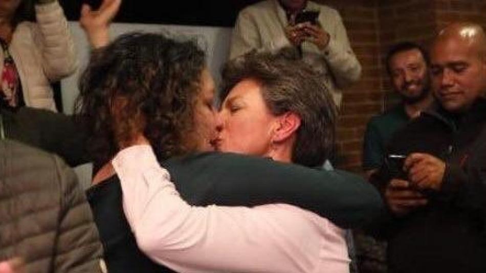 Prefeita lésbica de Bogotá beija a mulher: Claudia López e Angélica Lozano