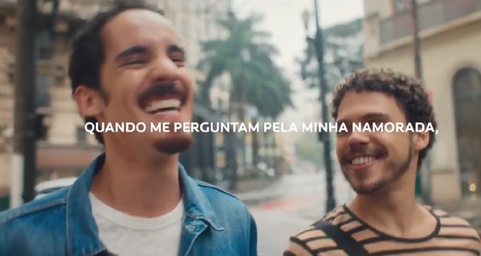 Colgate faz anúncio com casal gay na TV