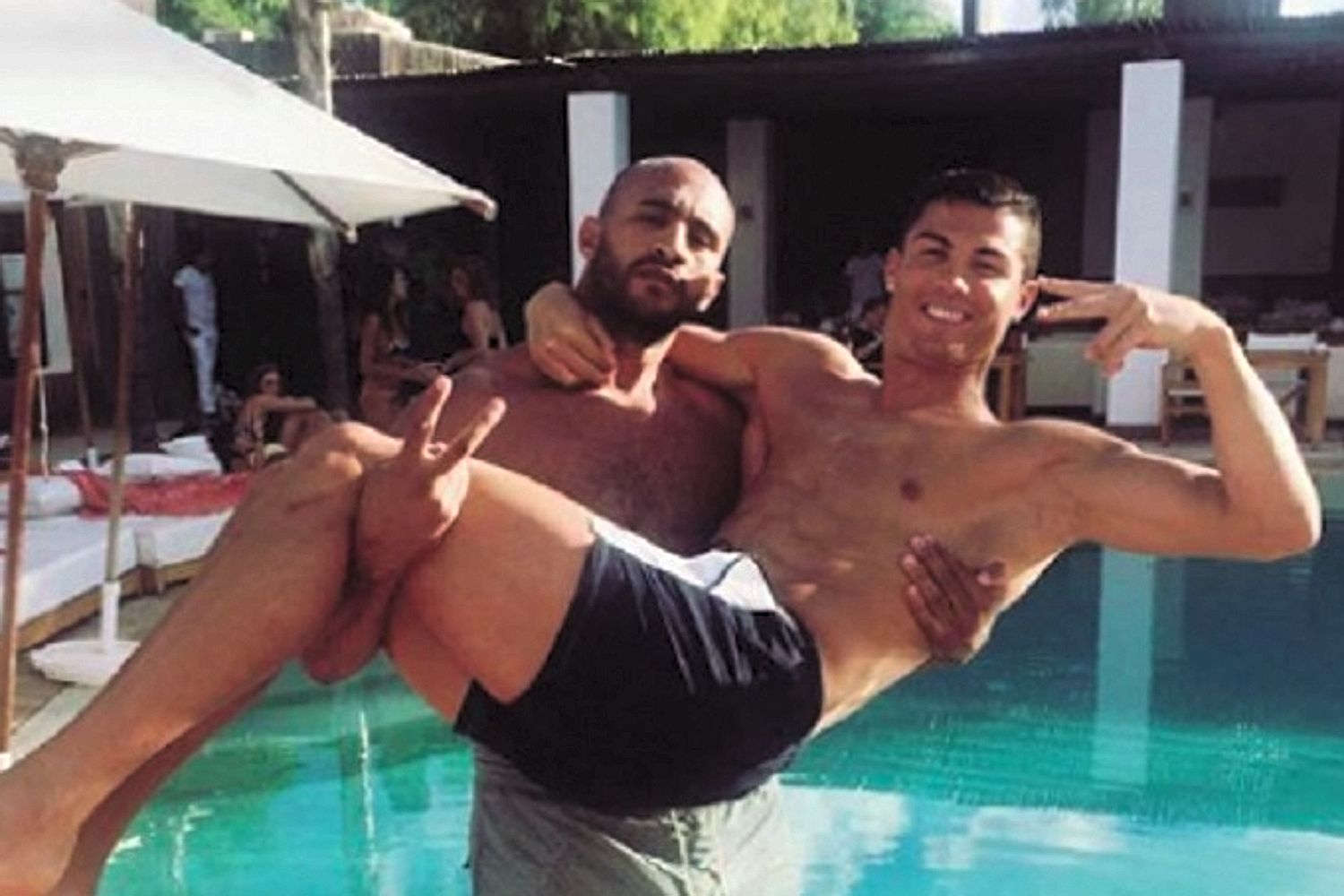 Cristiano Ronaldo no colo do amigo marroquino Badr Hari
