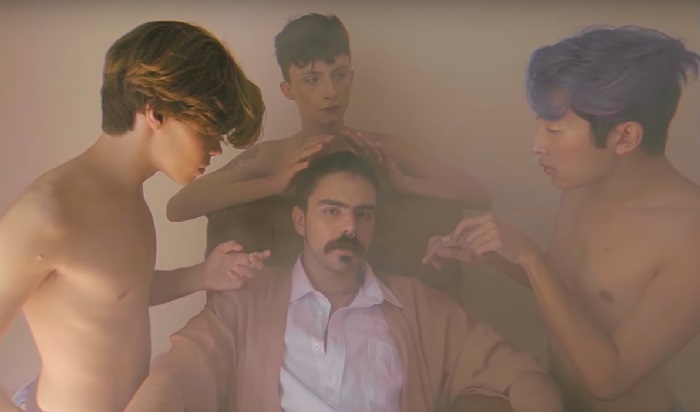 Dadds: cantor gay lança clipe Inferno / Céu em inferninho e rodeado por twinks