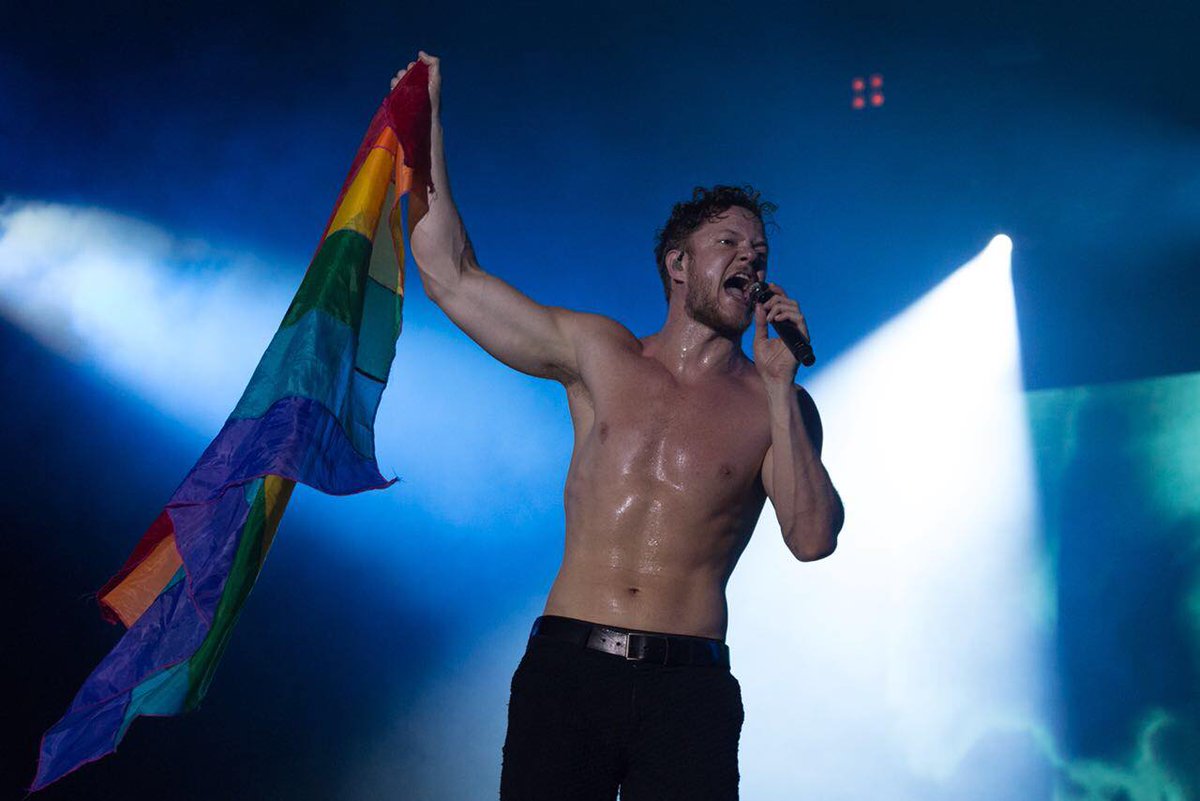 Dan Reynolds, do Imagine Dragons, hasteia bandeira LGBT em show em São Paulo