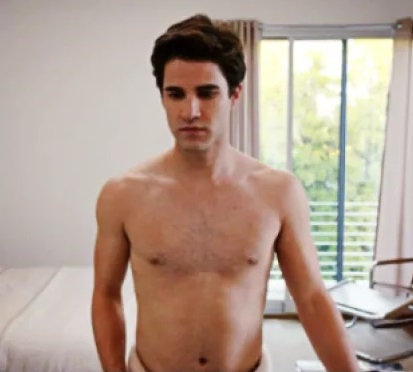 Darren Criss aparece pelado como Andrew Cunanan em American Crime Story: Gianni Versace