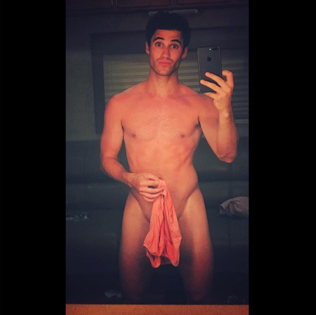 Darren Criss posta nude 