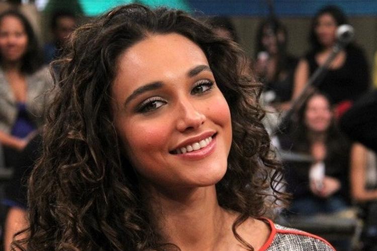 Débora Nascimento é visto em beijo com outra mulher, diz jornal