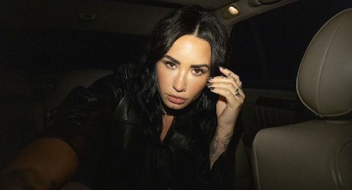 Não-binária, Demi Lovato explica porque voltou a usar pronome feminino