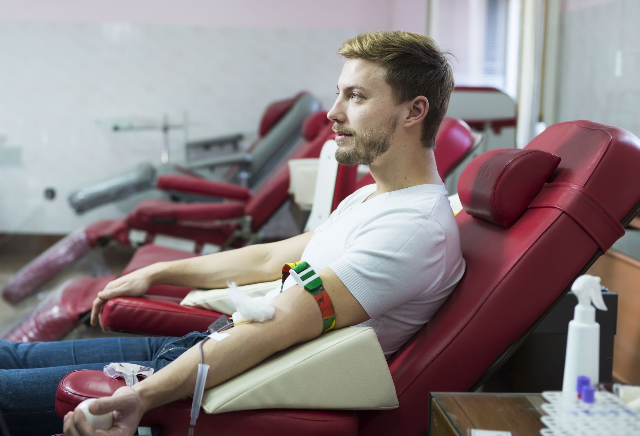 Hungria derruba proibição a gays doarem sangue